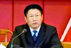 他曾身居要職，在仕途上平步青雲，“連跳式”升官；他如今落馬，被查出近乎瘋狂地收受巨額利益、用公款送禮，還隱瞞“裸官”身份、在私企老板的安排下多次嫖娼、參與賭博、與多名女性通姦，被一線辦案人員形容為“五毒俱全”的幹部。近日，深圳原市委常委、政法委書記蔣尊玉的貪腐歷程被披露。