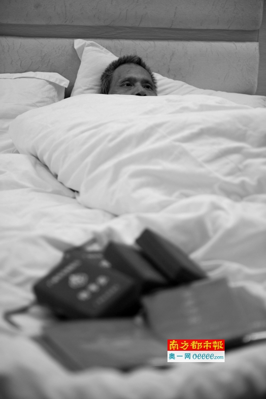 昨日下午,天河區上社,外來工張伯全躺在床上。因生活艱難他來穗求助,希望死後捐獻器官。 南都記者 梁煒培 攝