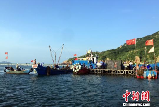 嵊泗地處著名的浙江舟山漁場中心，是中國十大漁業縣之一，原本水產品資源十分豐富。但在相當長一段時間，由于過度捕撈和無序無度開採，生態係統受到威脅。為保護人類的“藍色糧倉”，嵊泗展開了全方位修復海洋生態環境行動。圖為嵊泗縣枸杞鄉漁民正在作業。　阮煜琳 攝