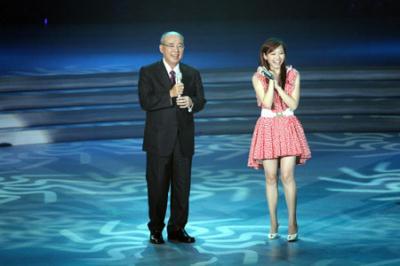 Kuomintang&nbsp;(KMT)&nbsp;Chairman&nbsp;Wu&nbsp;Poh-hsiung&nbsp;(L)&nbsp;sings&nbsp;a&nbsp;song&nbsp;named&nbsp;"The&nbsp;Moon&nbsp;Represents&nbsp;My&nbsp;Heart"&nbsp;with&nbsp;mainland&nbsp;singer&nbsp;Zhang&nbsp;Liangying&nbsp;during&nbsp;a&nbsp;soiree&nbsp;to&nbsp;mark&nbsp;the&nbsp;fifth&nbsp;Cross-Straits&nbsp;Economic,&nbsp;Trade&nbsp;and&nbsp;Culture&nbsp;Forum&nbsp;in&nbsp;Changsha,&nbsp;central&nbsp;China's&nbsp;Hunan&nbsp;Province,&nbsp;July&nbsp;11,&nbsp;2009.(Xinhua/Xing&nbsp;Guangli)
