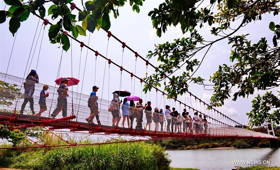 Tourists enjoy holiday in Kenting, China's Taiwan