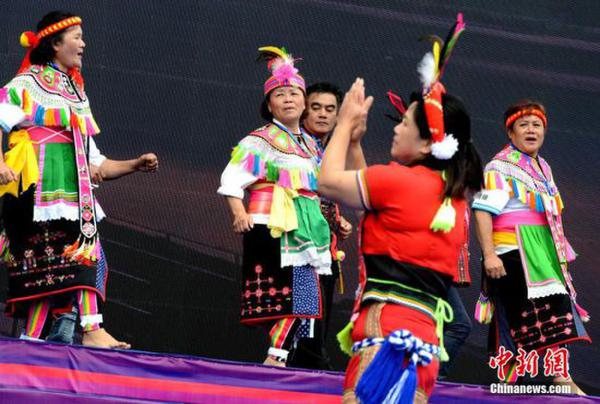 4月9日，2016年海峽兩岸各民族歡度“三月三”節暨福建省第五屆“三月三”畬族文化節在畬鄉福建福安開幕。兩岸數千名少數民族同胞共聚于此，歡慶“三月三”，暢敘兩岸情。一大早，四鄰八鄉的畬族民眾來到活動現場，兩岸同胞一同載歌載舞，展示畬家民俗，對唱畬族山歌，歡度著他們的節日。王東明