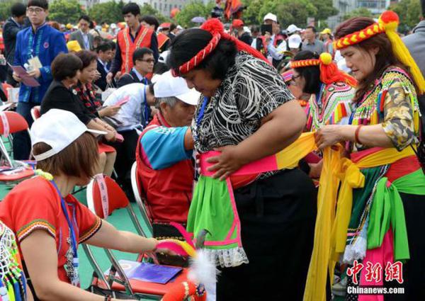 4月9日，2016年海峽兩岸各民族歡度“三月三”節暨福建省第五屆“三月三”畬族文化節在畬鄉福建福安開幕。兩岸數千名少數民族同胞共聚于此，歡慶“三月三”，暢敘兩岸情。一大早，四鄰八鄉的畬族民眾來到活動現場，兩岸同胞一同載歌載舞，展示畬家民俗，對唱畬族山歌，歡度著他們的節日。王東明