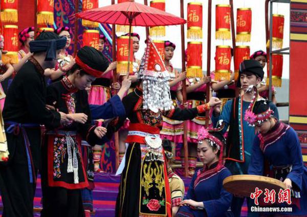 4月9日，2016年海峽兩岸各民族歡度“三月三”節暨福建省第五屆“三月三”畬族文化節在畬鄉福建福安開幕。兩岸數千名少數民族同胞共聚于此，歡慶“三月三”，暢敘兩岸情。一大早，四鄰八鄉的畬族民眾來到活動現場，兩岸同胞一同載歌載舞，展示畬家民俗，對唱畬族山歌，歡度著他們的節日。王東明