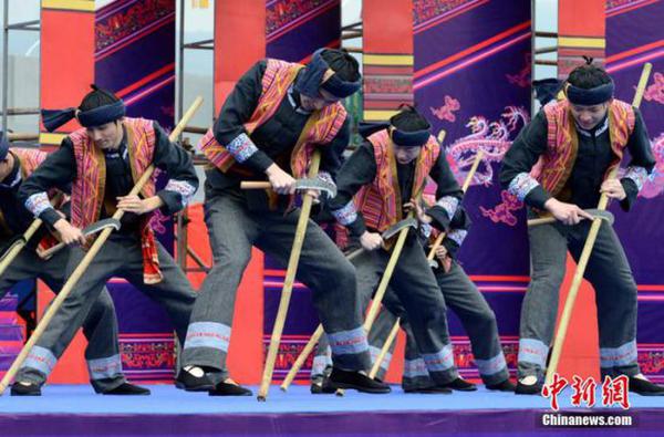 4月9日，2016年海峽兩岸各民族歡度“三月三”節暨福建省第五屆“三月三”畬族文化節在畬鄉福建福安開幕。兩岸數千名少數民族同胞共聚于此，歡慶“三月三”，暢敘兩岸情。一大早，四鄰八鄉的畬族民眾來到活動現場，兩岸同胞一同載歌載舞，展示畬家民俗，對唱畬族山歌，歡度著他們的節日。王東明