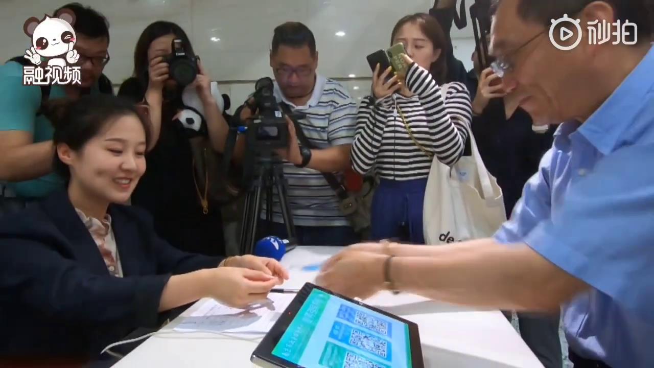 臺胞黃先生在南京市政務服務中心臺胞服務窗口辦理一卡通。臺胞服務窗口是南京市臺辦在貫徹落實“31條措施”過程中專門為臺胞開設的，為在地臺胞提供了很都多生活和工作上的便利。圖片