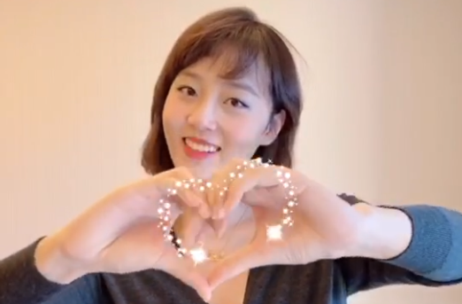 世界小姐中國區總決賽冠軍杜暘挑戰920手勢舞！請收下女神的小心心~圖片