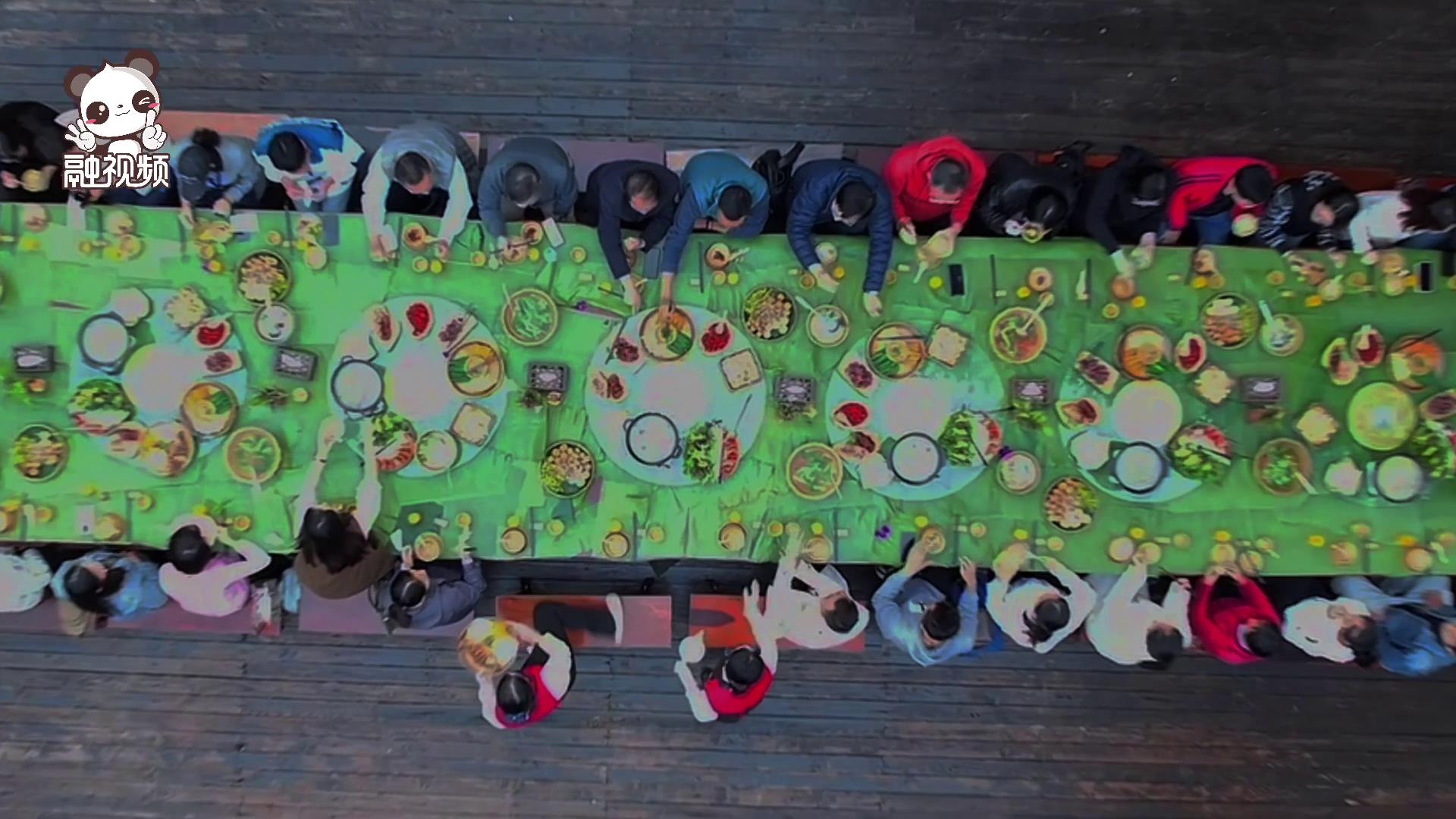 兩岸嘉賓體驗雲南少數民族特色美食“長街宴”圖片