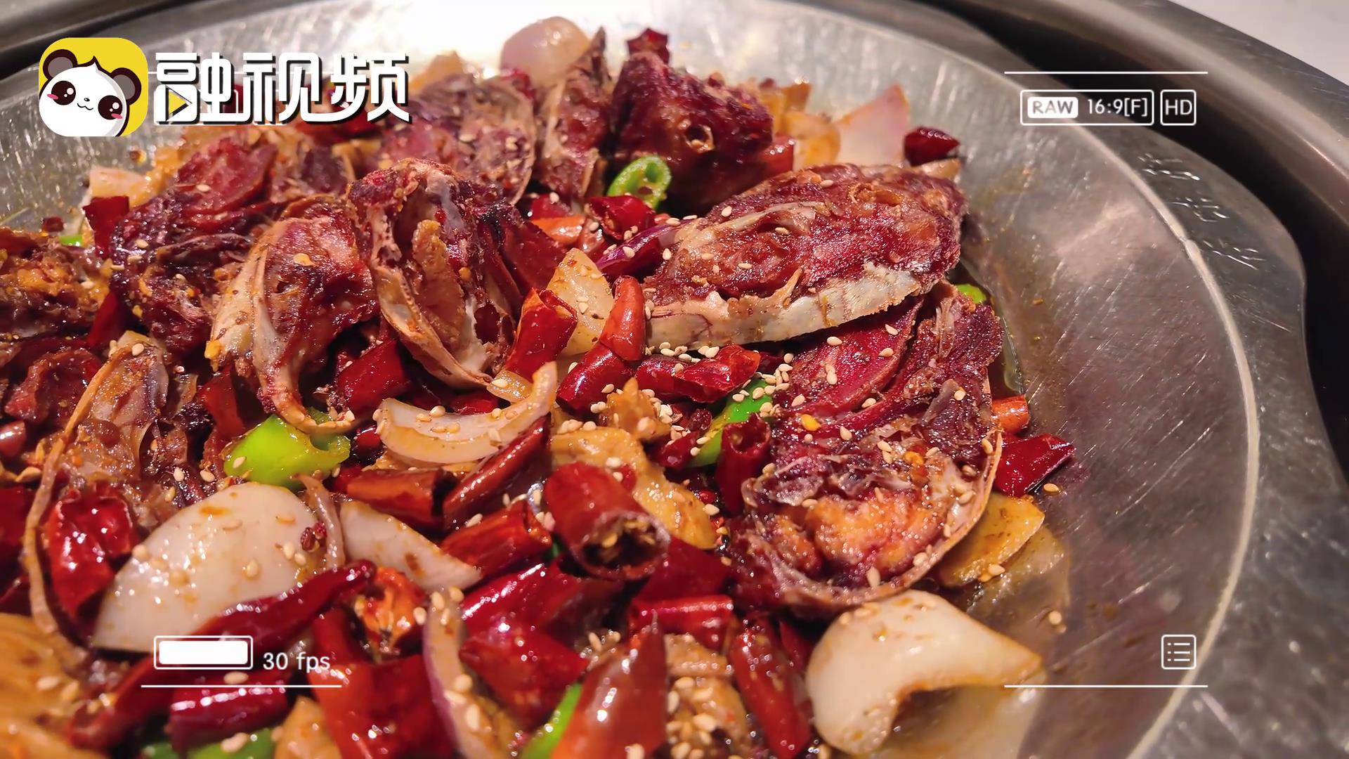 臺青啃兔頭②之非遺幹鍋：被一口塞滿 現場再次抓包有人偷吃圖片