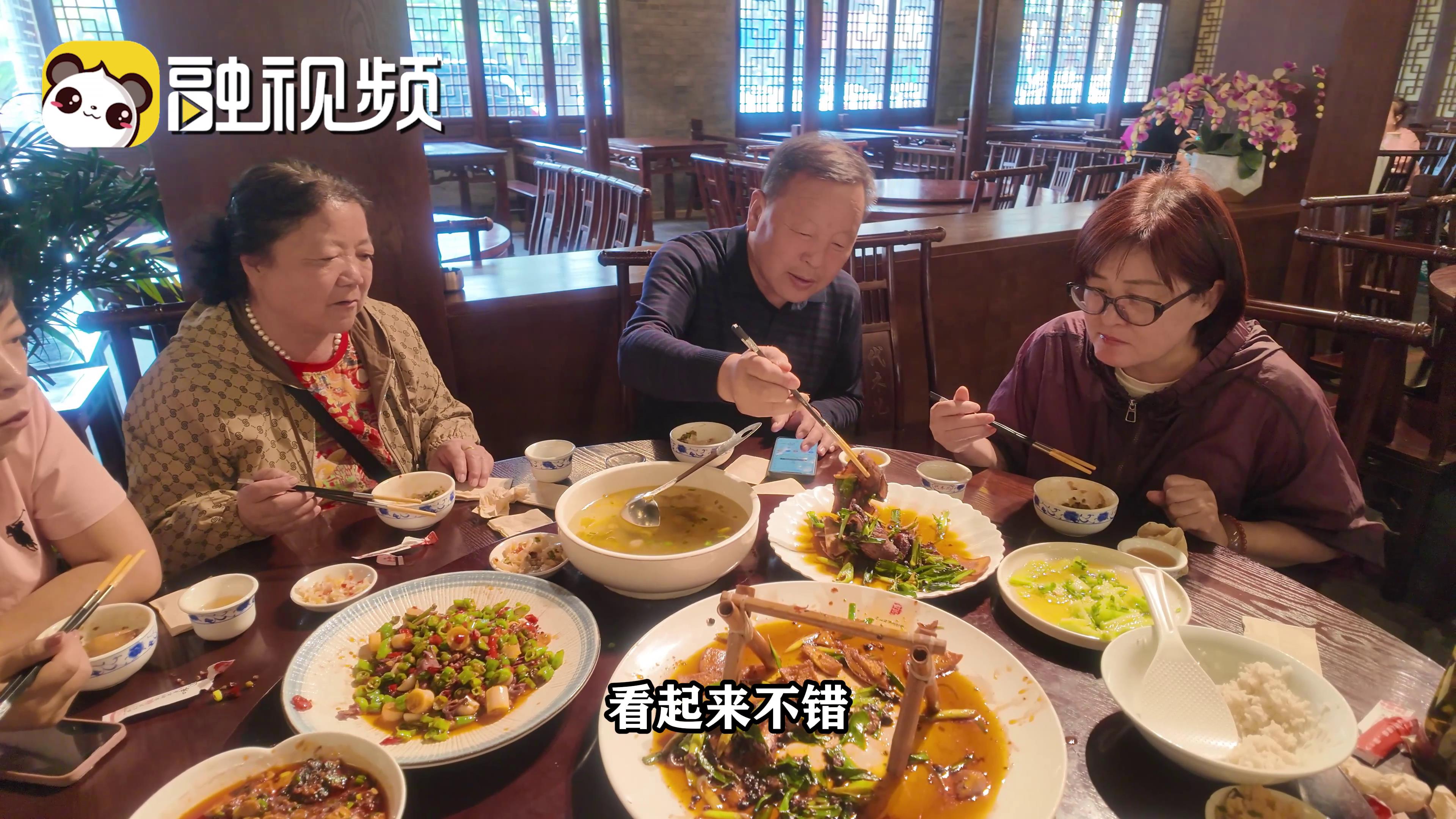 舌尖上的兩岸情！臺灣小姐姐親手做川菜送內蒙古遊客，獲熱情響應圖片