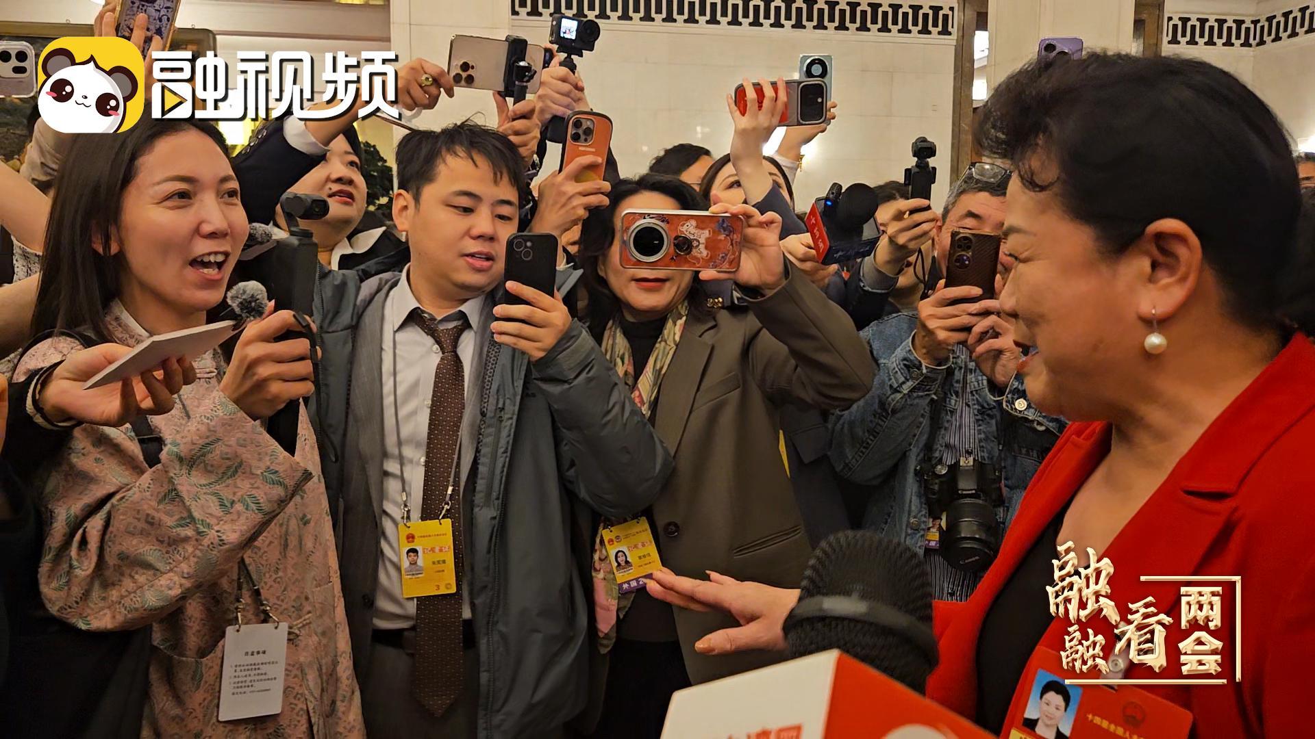 人民大會堂內，人大代表動情高唱《我愛你中國》，為強大祖國點讚