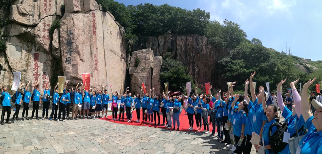 海峽兩岸60余名學子情聚泰山 共同見證成人之禮 海峽兩岸60余名學子情聚泰山 共同見證成人之禮