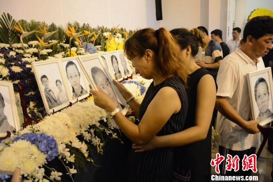 �Ϭ��a�ݱ��ˤH���^�a���C�@���� ��