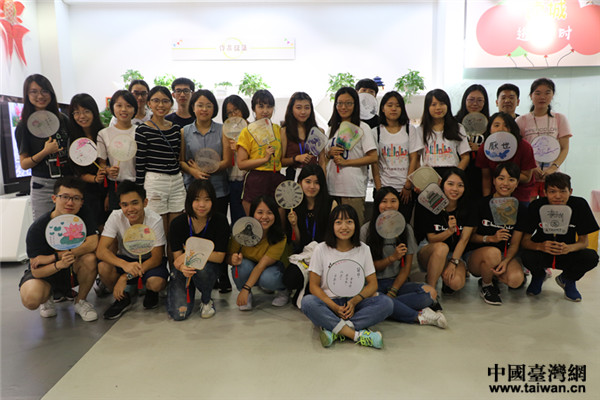 �b���ժ����ʱЫǡA�⩤�C�~�i�ܦU�ۤ�ø�����Ϯ�