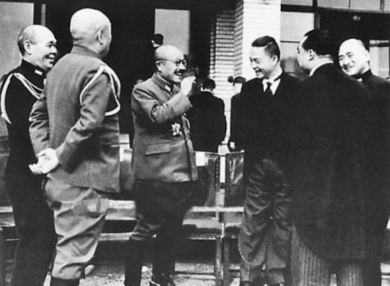 1942�~12��A��x�ߴӪ������n�ʰ���F���D�u���L��á]�k�T�^�e���F�ʡA�ѥ[���j�F�ȾԪ��@�P�~�����|���C�Ϭ��L��÷|���F���^���]���T�^�ɪ����ΡA�F���^����۷ϡA�o�N���ⷸ�_�����C