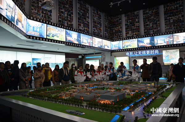 �⩤�ǥͰѥ[�L�q�v�зN�j�ɹ{��������,�b�L����a�Ʀr�q�v���~����[�ǲ�