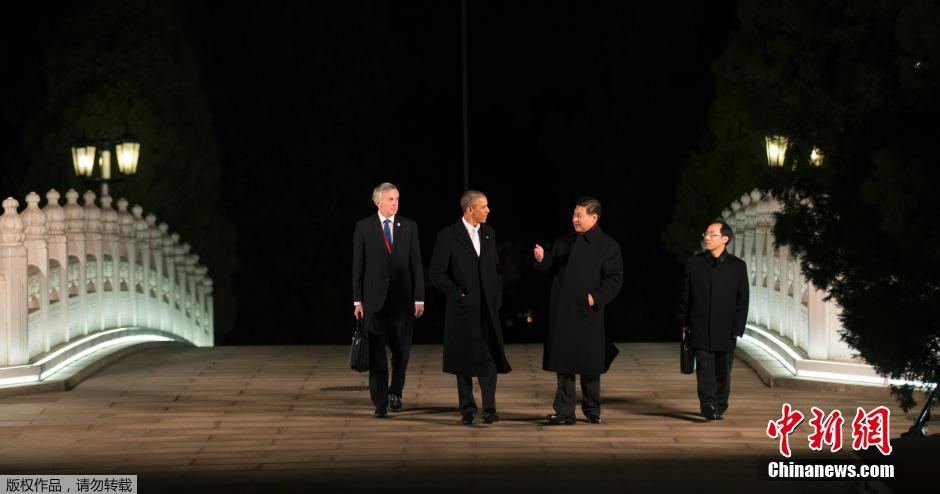 習近平同奧巴馬夜遊中南海 習近平同奧巴馬夜遊中南海